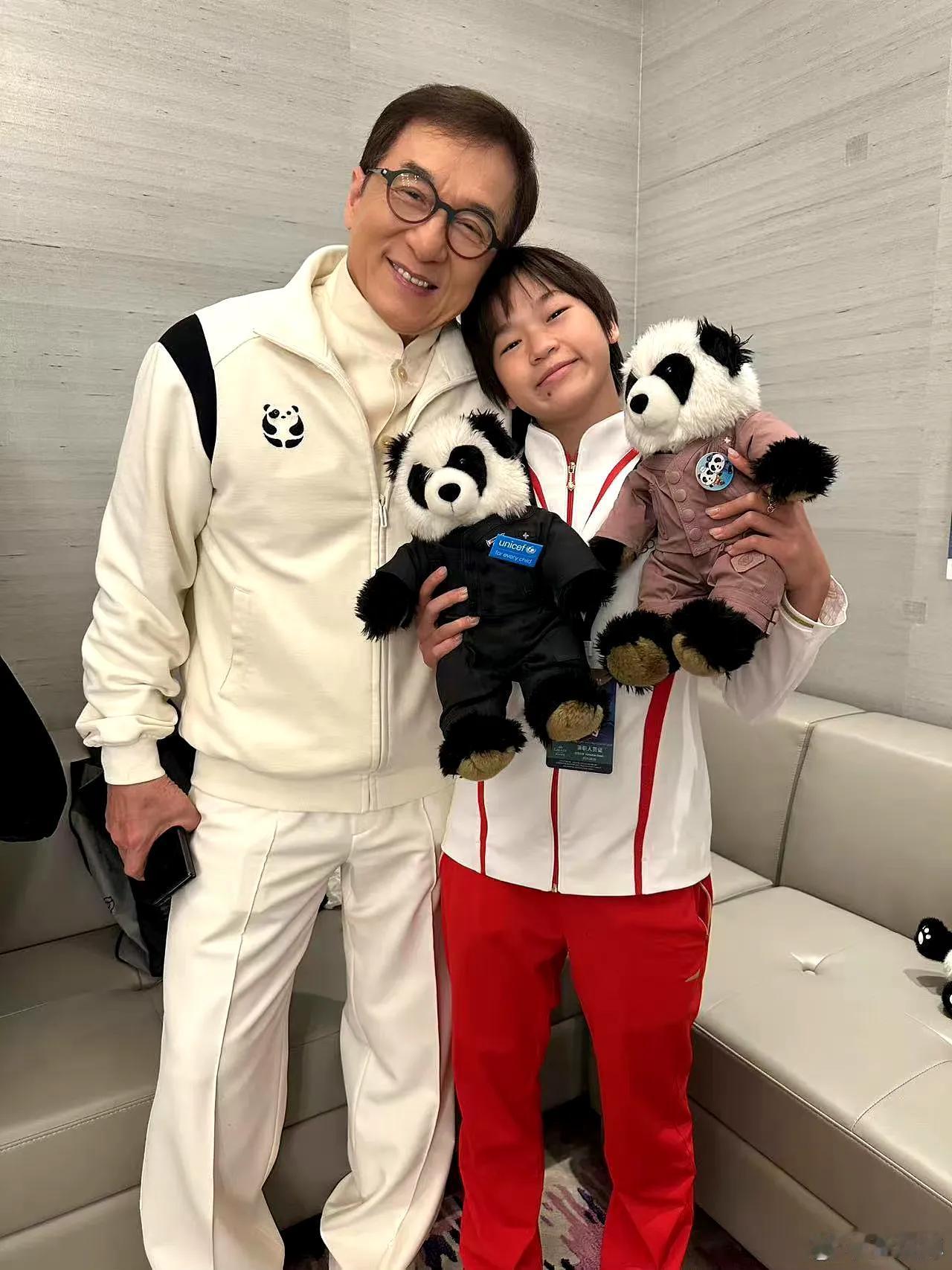 全红婵、成龙、叶珂、黄晓明～
01
全红婵晒与成龙的合影，全妹靠在成龙大哥的肩上