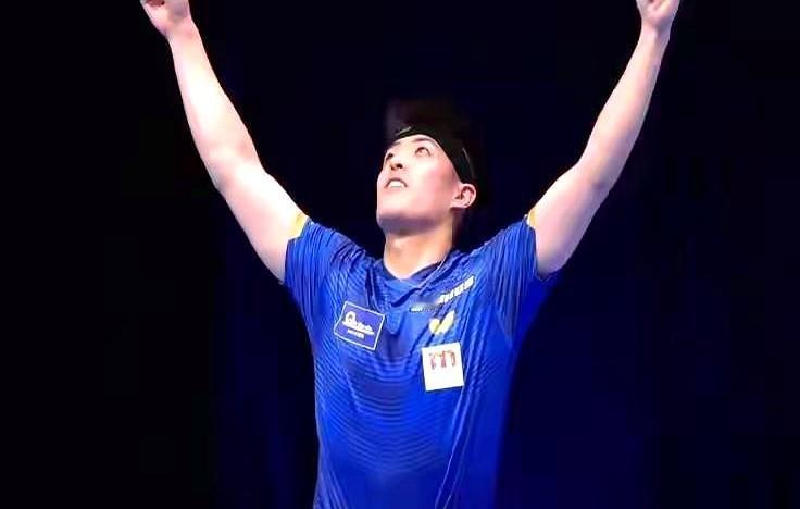 12比10，张本智和又倒在最后一拍！

这球一丢，小伙子肩膀直接塌了，观众席的手