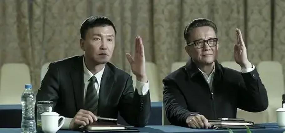 说实话，这两件事一对比，我心里直冒凉气。
赖昌星在加拿大住了12年豪宅，隔三差五