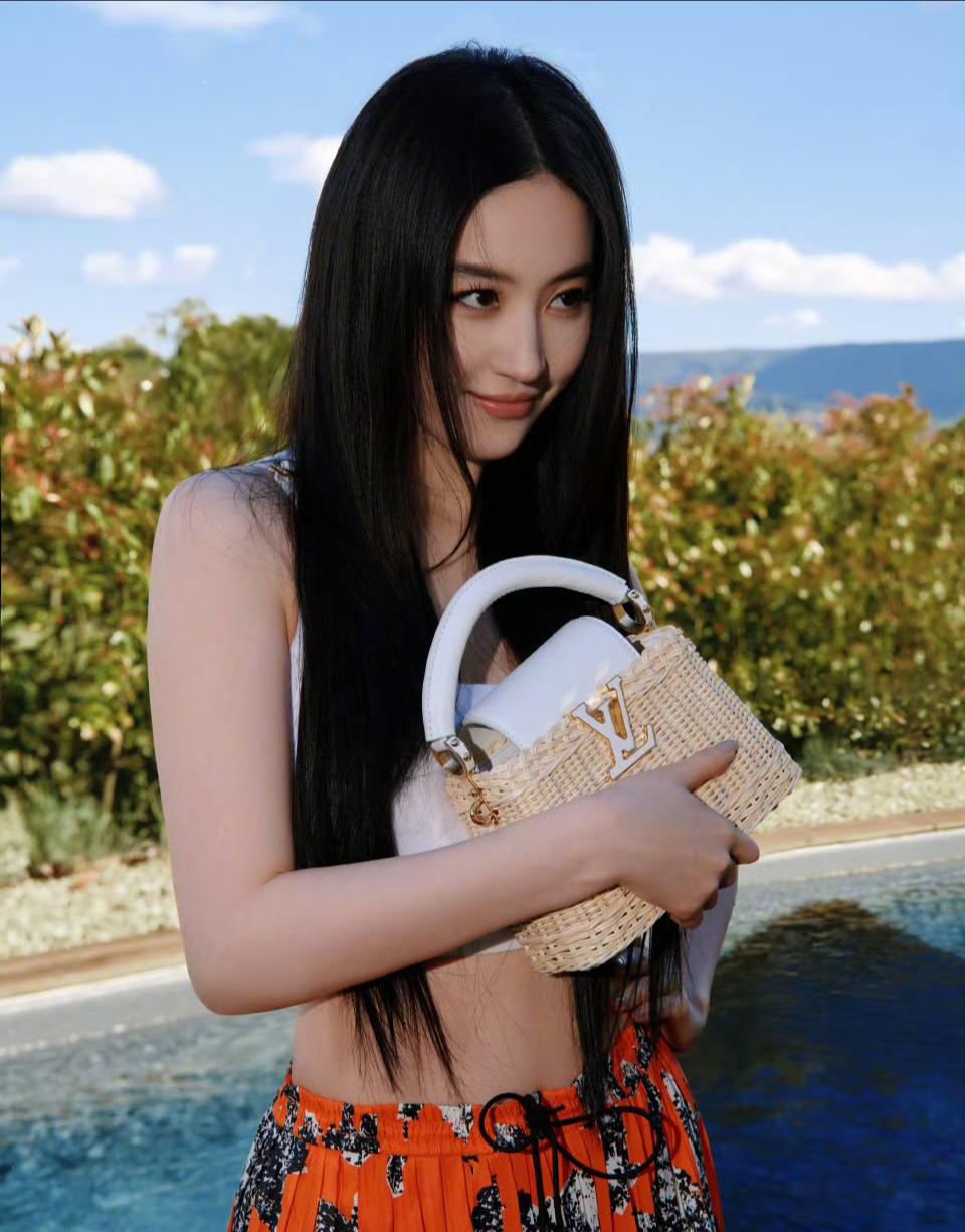 这个新出的lv包好别致，菲衬托的好高级。刘亦菲lv品牌代言人
