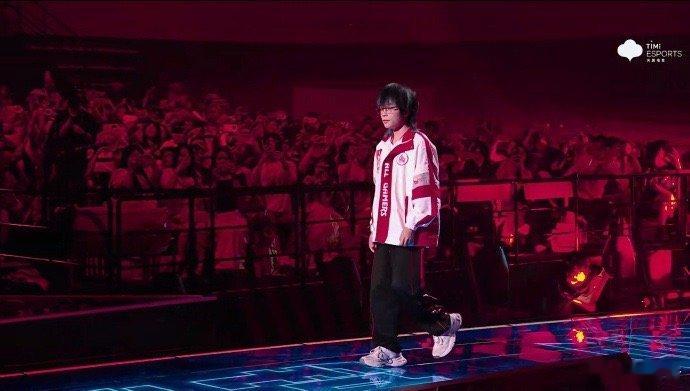 2025KPL夏决开幕式 WB战队哪怕劣势也绝不放弃，凭借着势如破竹的冲劲一路逆