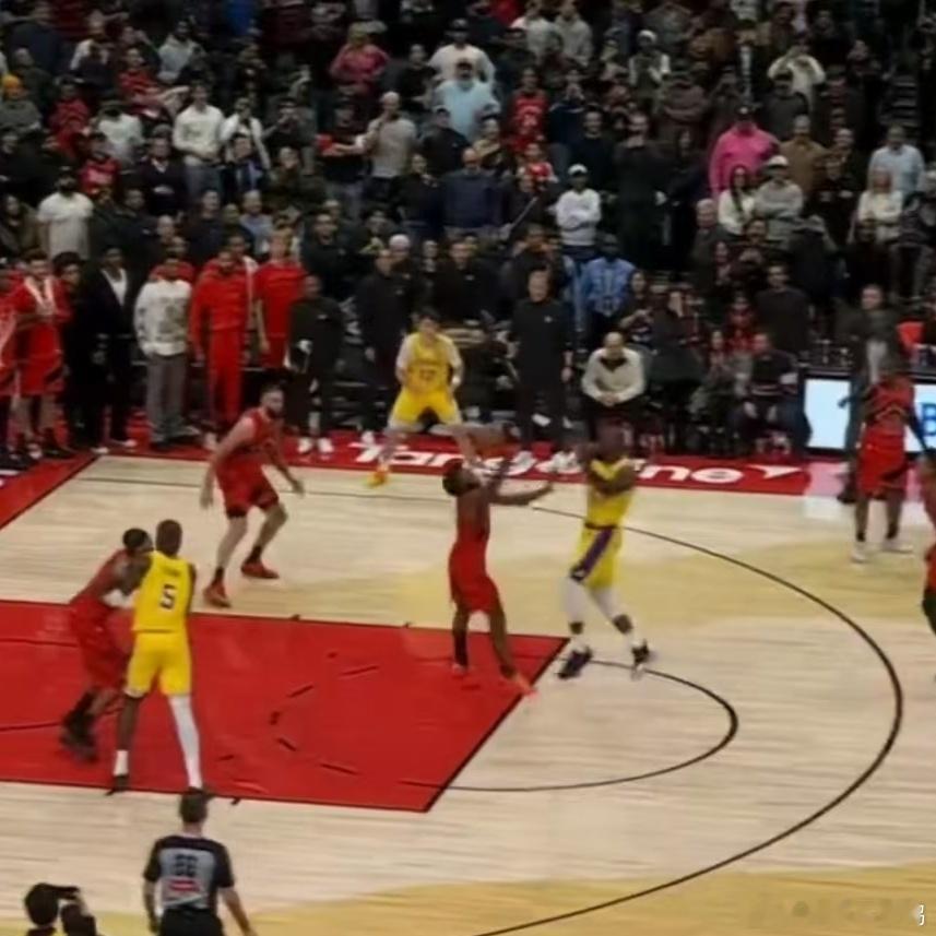 在今天湖人获胜后，詹姆斯生涯面对猛龙总战绩来到了47胜16负，胜率74.6%，是