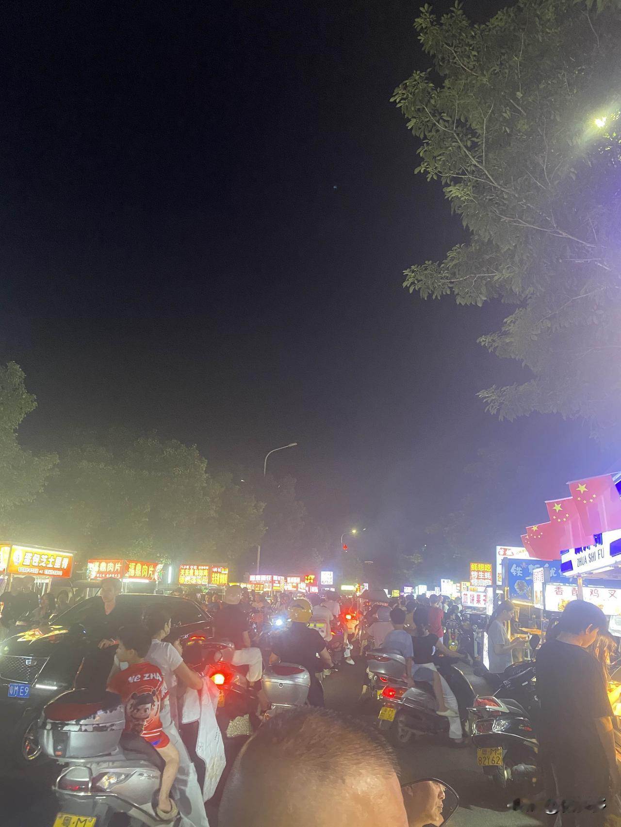 夜晚的烟火气！这条夜市太火爆

夜幕降临，夜市就热闹起来了。最近发现这条美食夜市