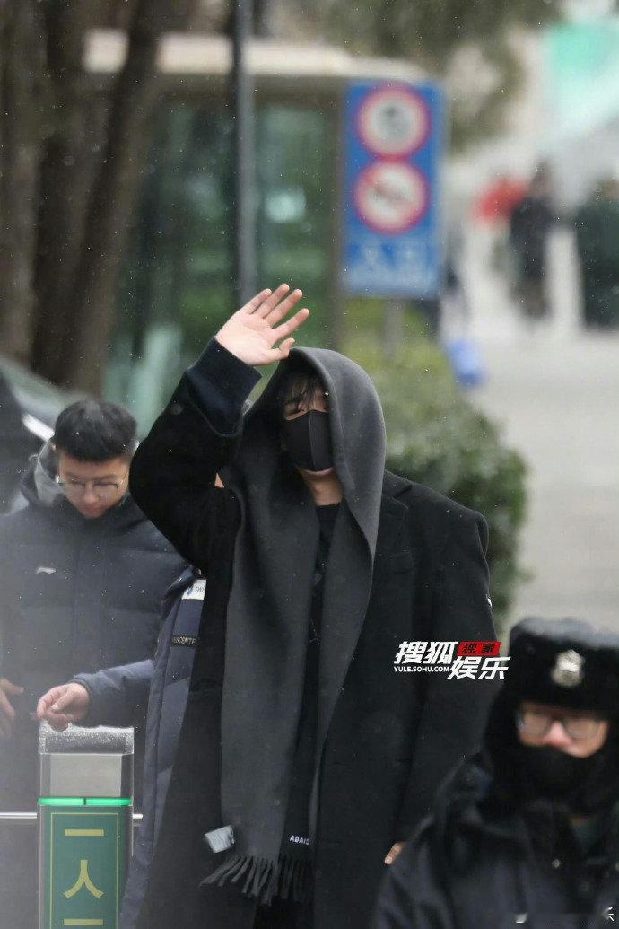 刘宇宁马年央视春晚首次联排 摩登兄弟  亮相2026央视春晚首次联排 ！一身黑色