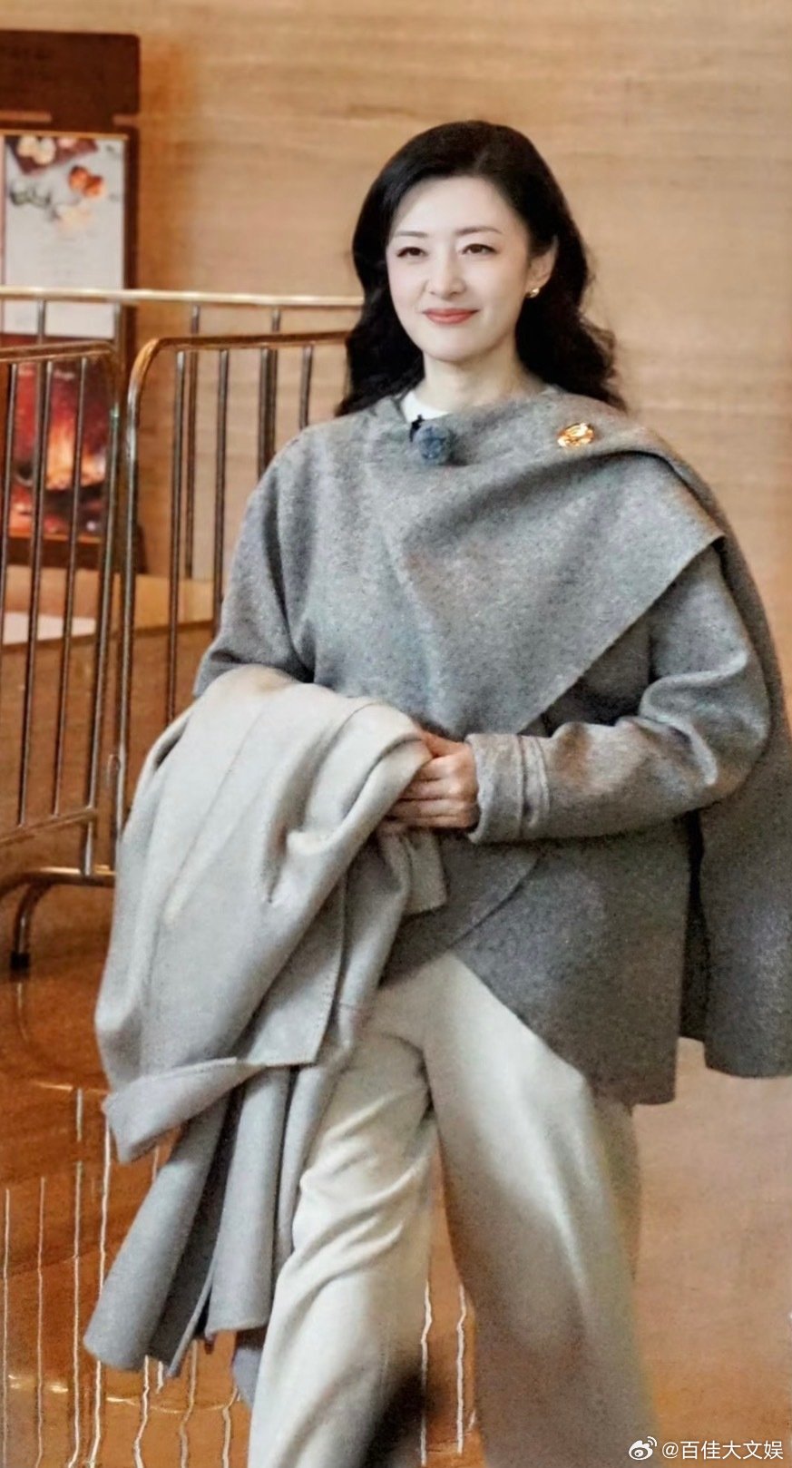 周涛在线求网友支招 综艺里周涛的出现，让桃花坞瞬间熠熠生辉。涛姐不必担心什么，你