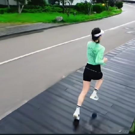 今晨跑第一公里时腿还有点累，二公里后就轻松多了。然后越跑越快，越跑越兴奋。
11