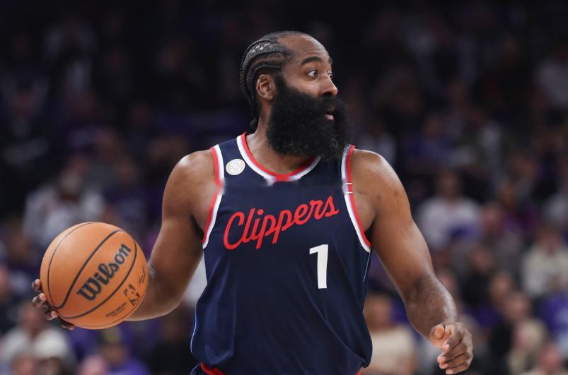 NBA常规赛继续开打，快船对阵国王首节，哈登和莱昂纳德各自率领球队进攻半节时间，