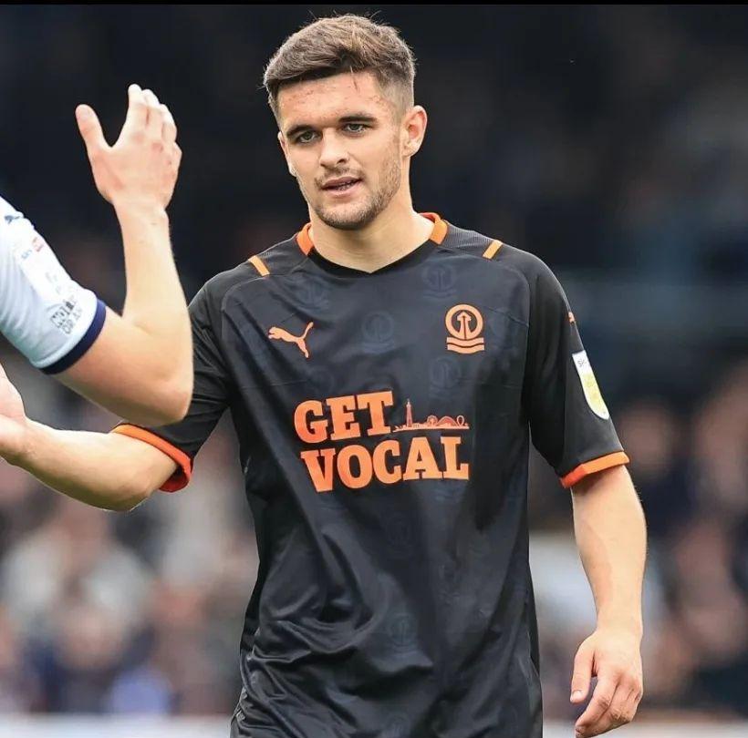 最近，18岁的英国足球运动员 Jake Daniels 接受媒体采访公开了自己其