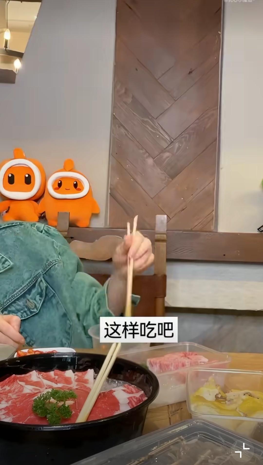 翻到迪丽热巴早年直播回怼黑粉的片段，直率又灵动，颜值状态绝佳。比起如今偏拘谨的营