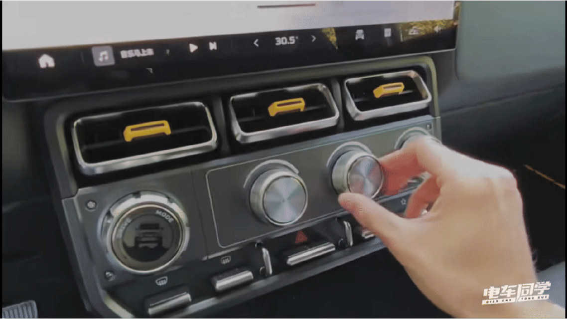 在这个屏幕上滑来滑去的时代，想了想，我依然还是支持保留部分物理按键。这个倒不属于