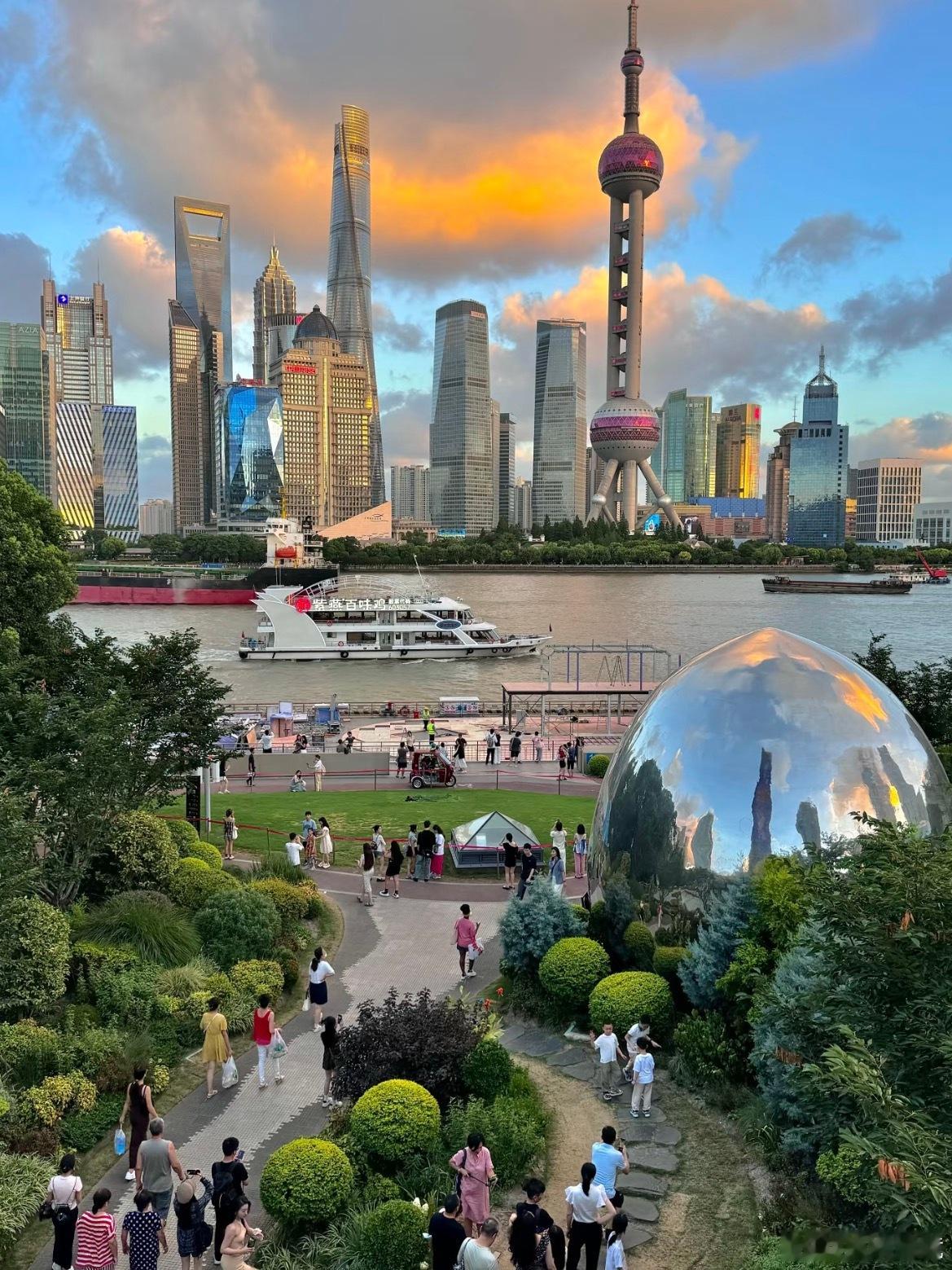 来上海解锁电车美学盛宴说实话，我还没去过上海😅但是不妨碍我的终极目标就是去上海