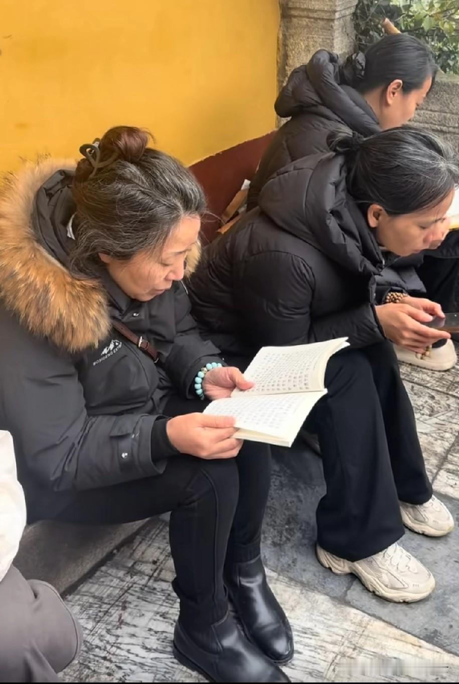 泪目了。紫雅妈妈和优优妈妈结伴去了九华山，好久不见，两个妈妈看起来更憔悴了，其实