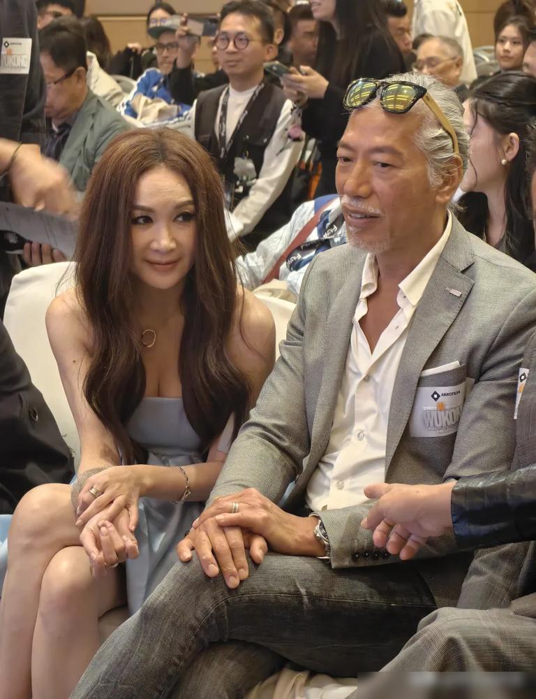 乌鸦哥都老得掀不动桌子了，59岁的温碧霞还在沙滩上穿三点式。
前脚刚有人说她穿