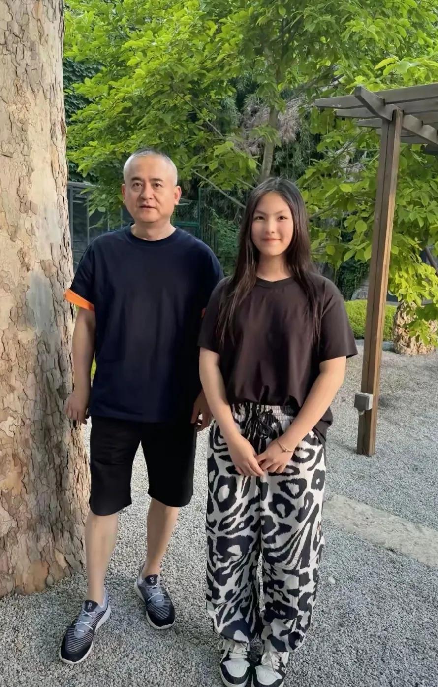 李湘带王诗龄去拜访艺术大师
学海无涯苦作舟
看来李湘对教育还是很懂的
怪不得王诗