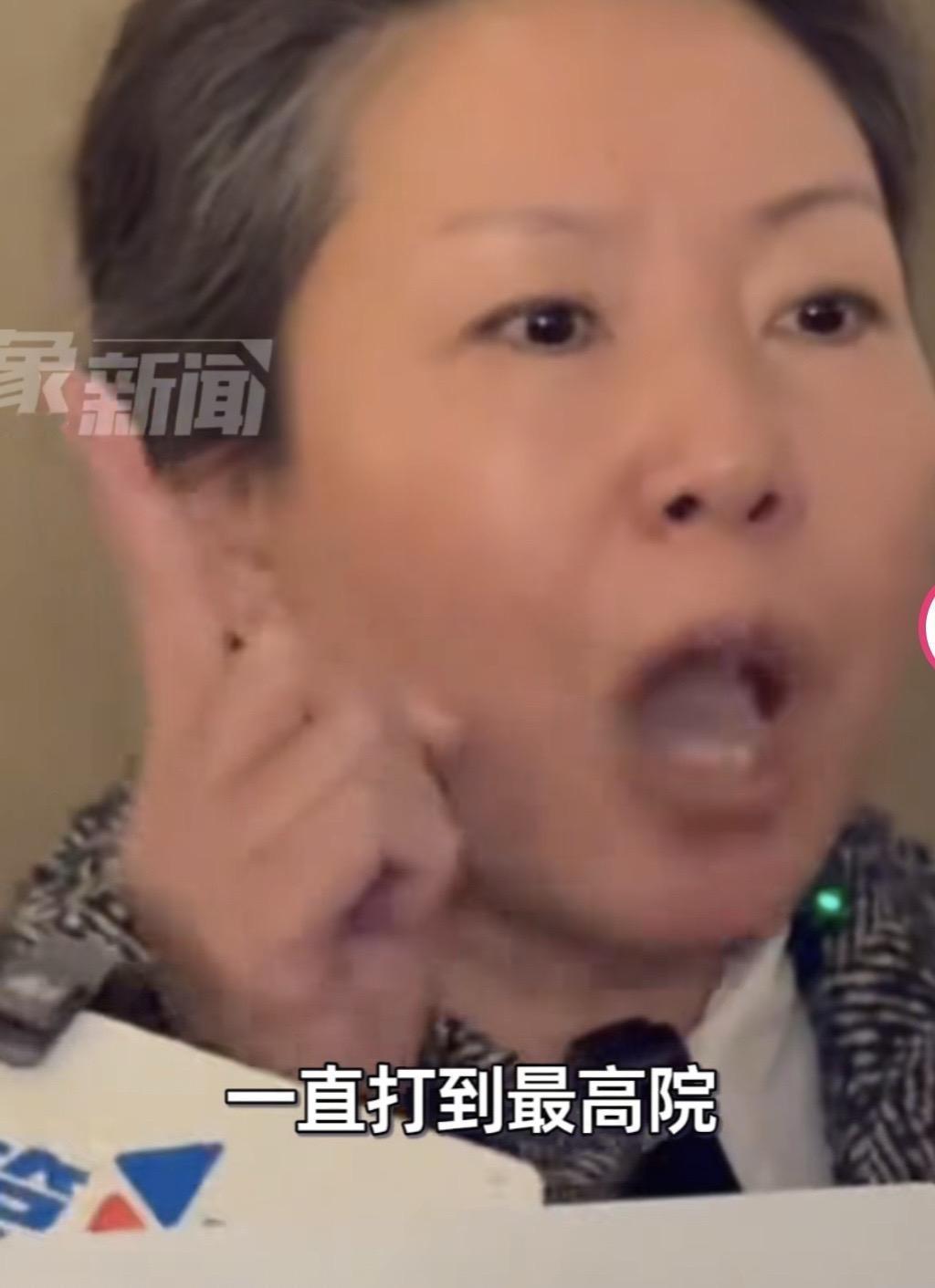 12月16日，成都女子家门口遇害案 一审第二次开庭，被害人的母亲眼神坚定，紧握拳