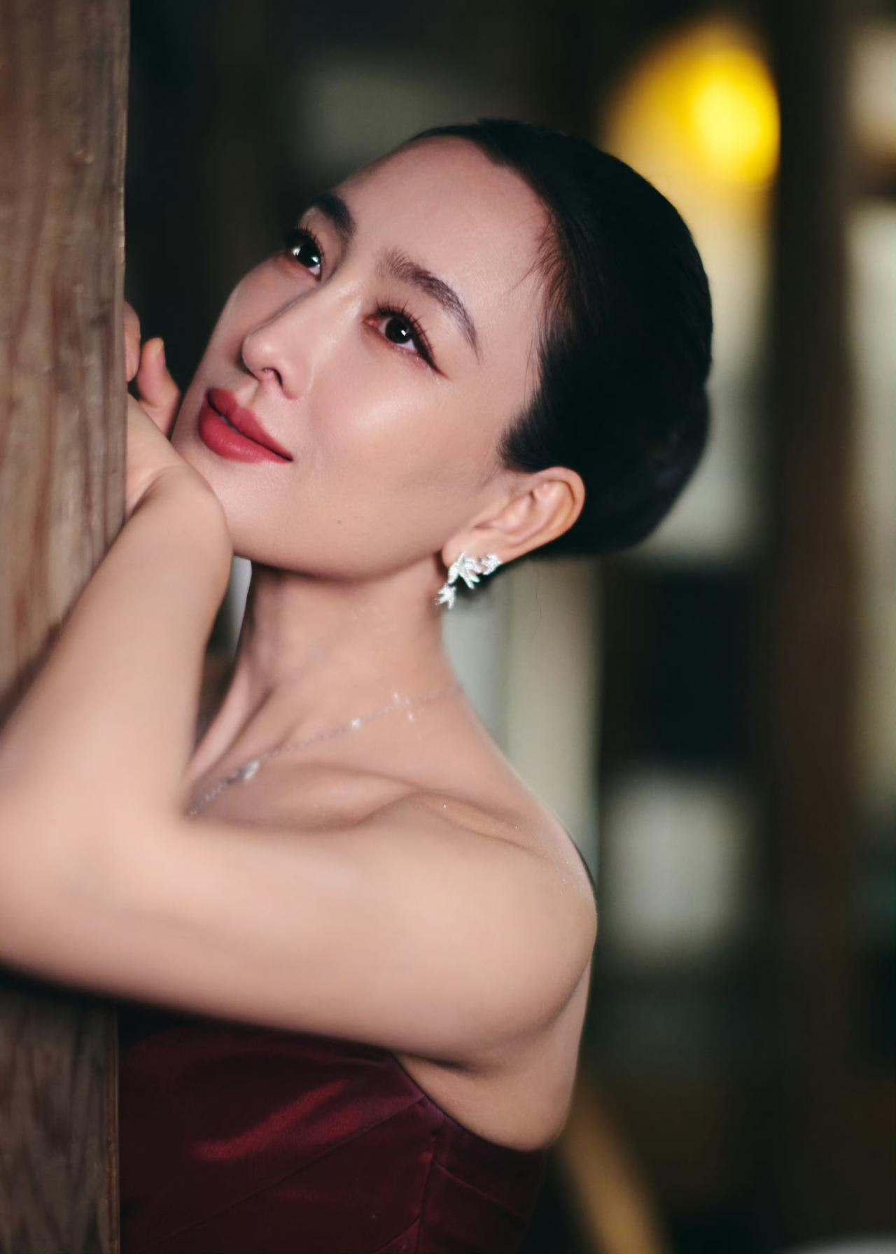 马苏抹胸红裙，风采依旧[奸笑]
马苏