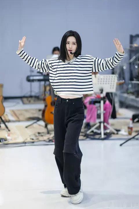 阚清子给谢娜送花篮阚清子给谢娜演唱会送花篮姐姐们的友谊好好！阚清子给谢娜送演唱会