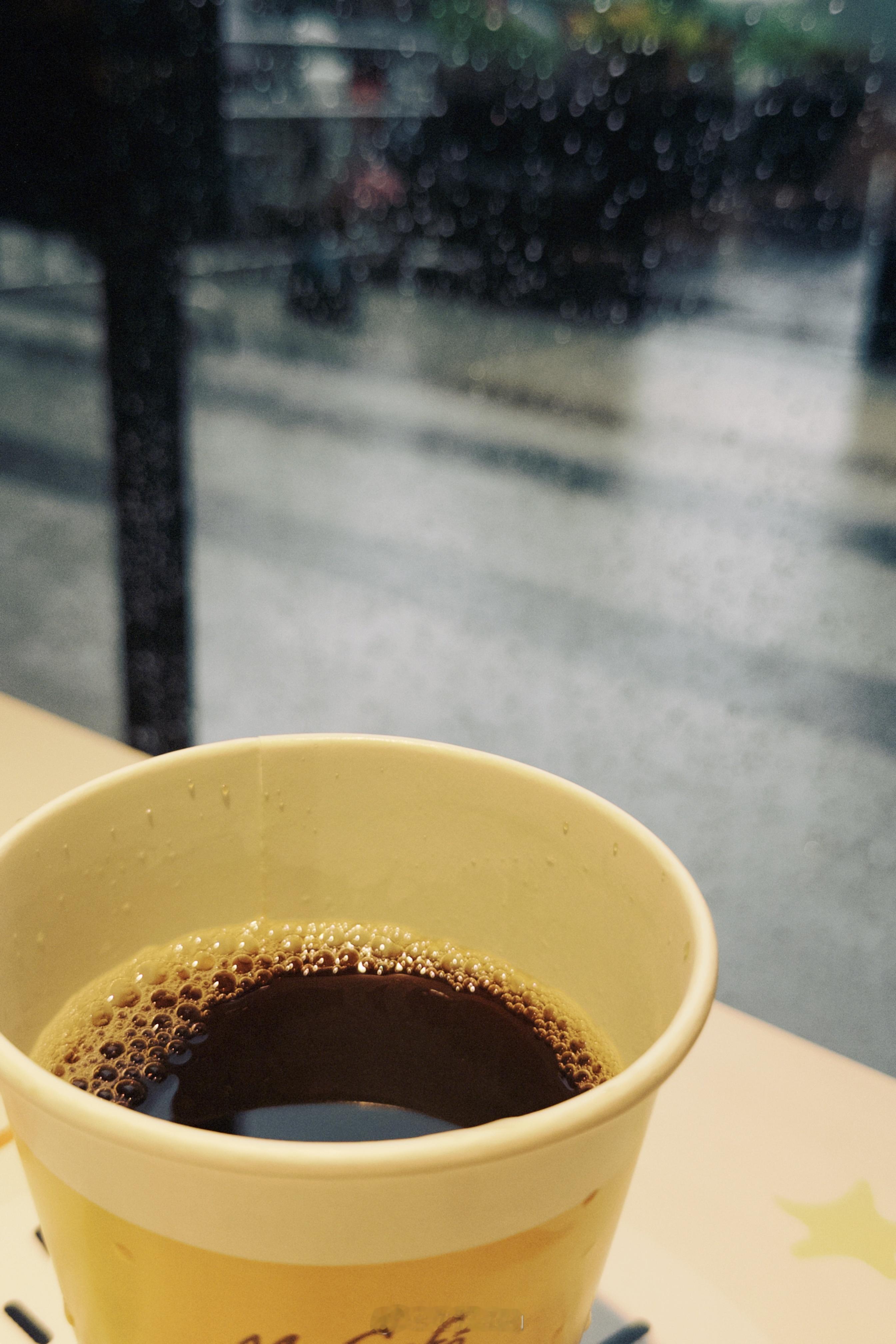 深圳这个破天气，吃个早餐就被困在麦当当了，好在咖啡可以免费续杯☕️ 深圳暴雨
