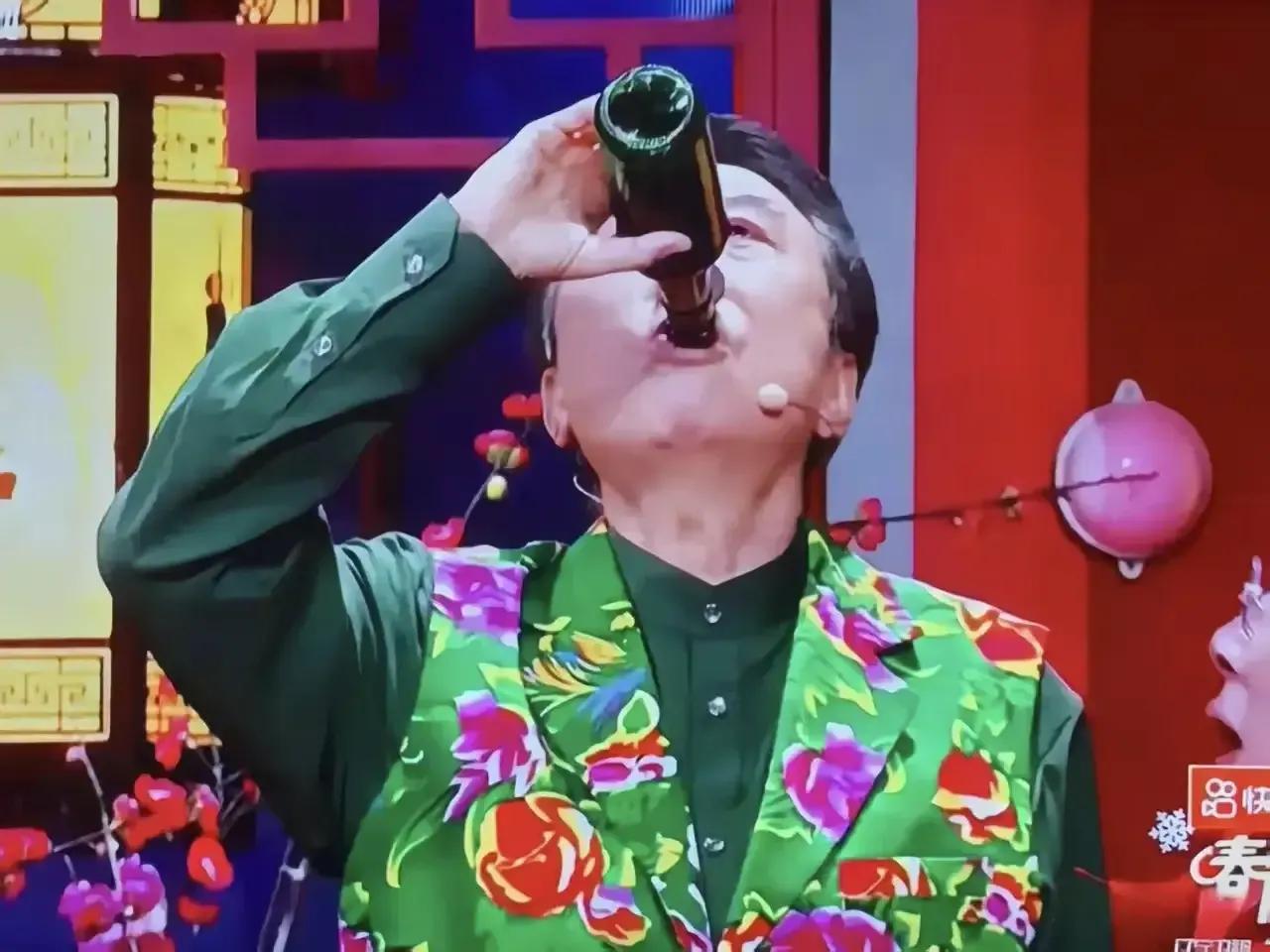 67 岁的冯巩在一分钟内喝完了一瓶醋，脸色都为之改变，其敬业的精神令人慨叹。然而