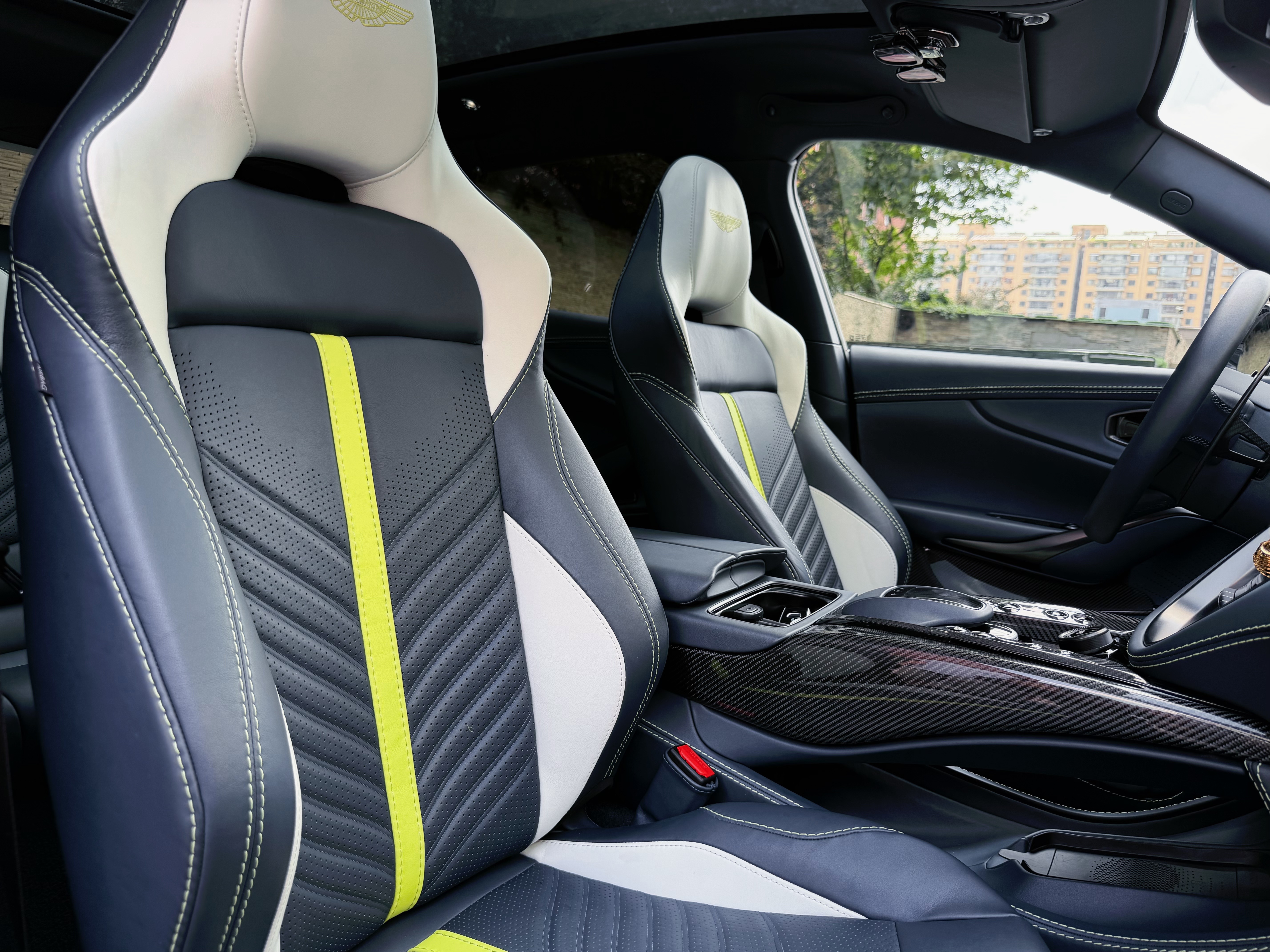 再来一台性能暴躁的SUV 阿斯顿马丁DBX 707  高配置 1.9万公里 