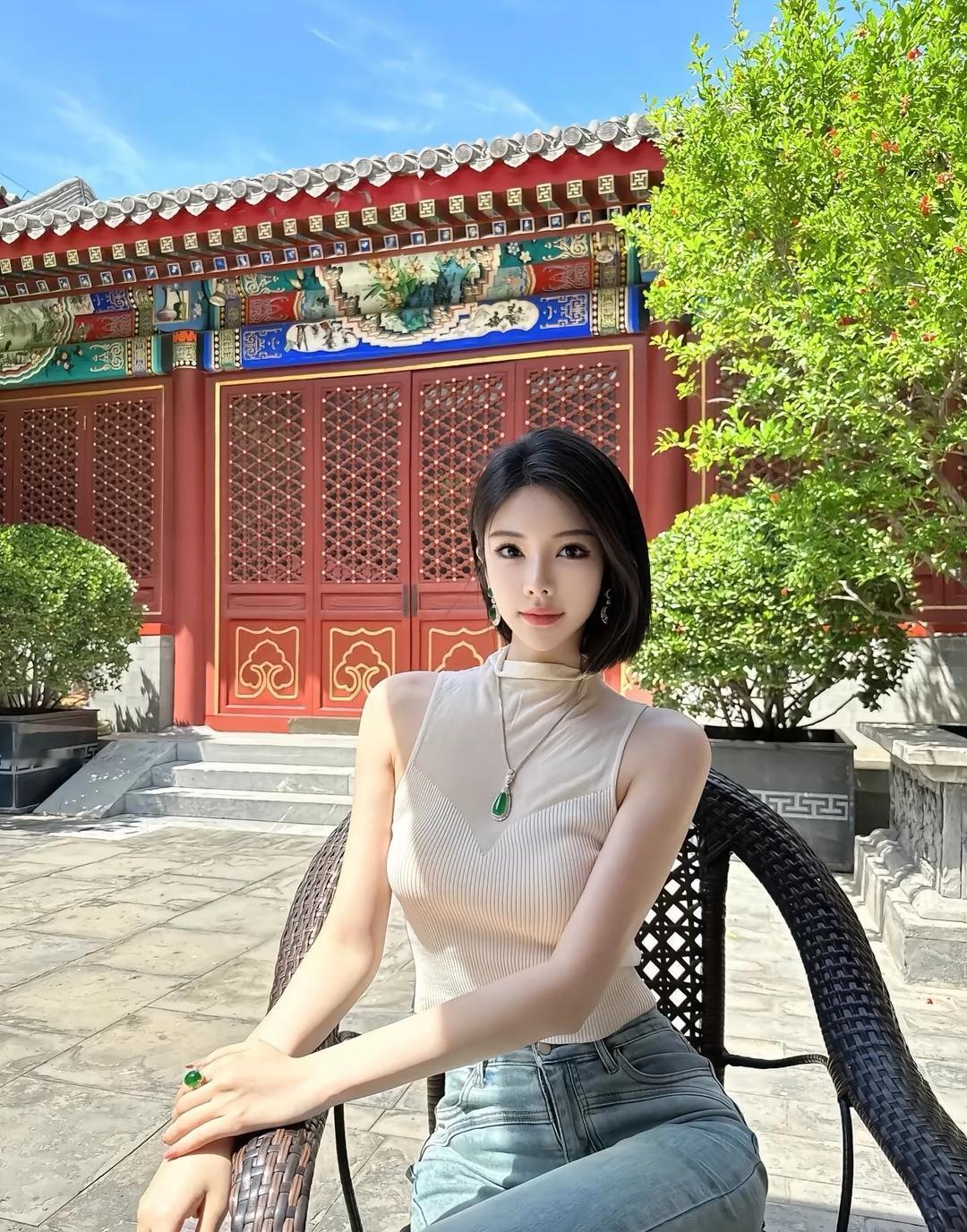 古典与现代的碰撞，红墙绿植中的时尚之美。