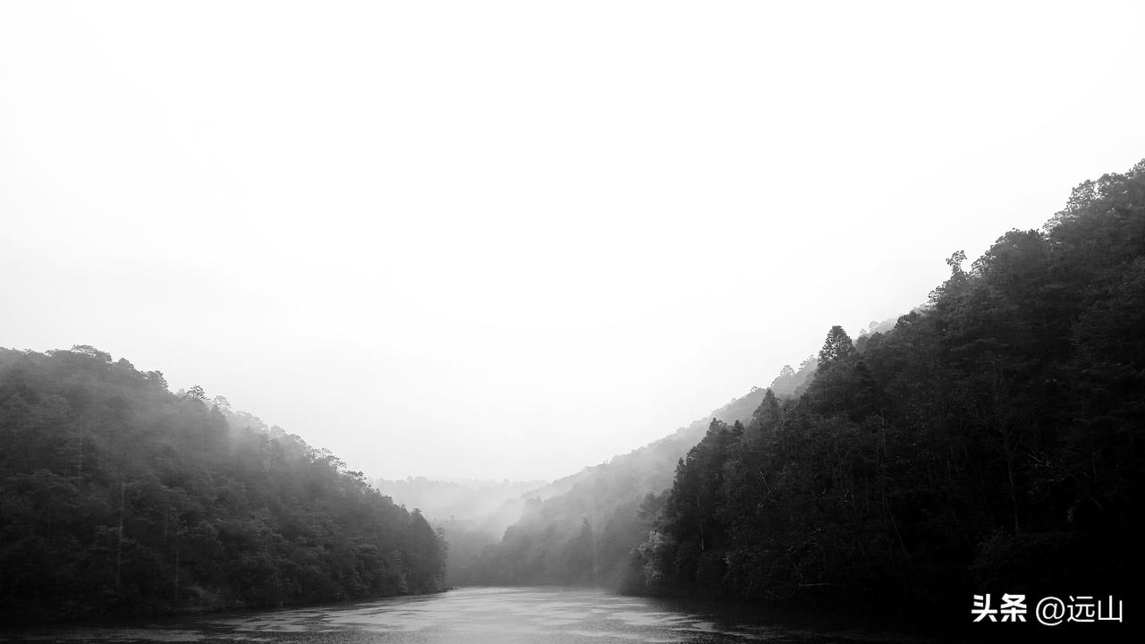 青山黑水，红土密林。剿匪女战士傣妹，遭敌跳崖，血洒红土。傣妹是傣乡村寨里漂亮的小