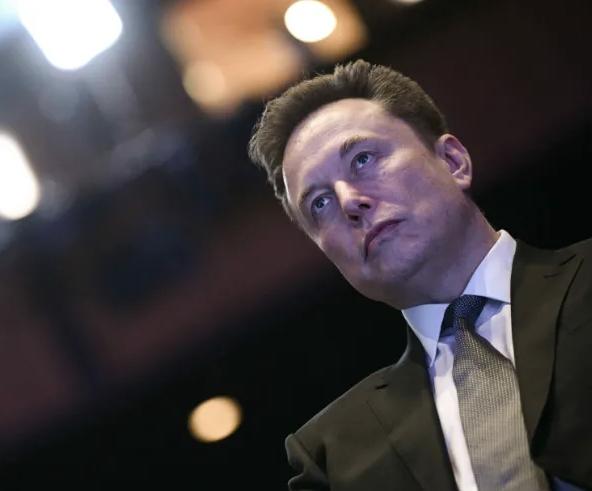 马斯克后悔了，却不彻底。
在最近采访中被问及“如果重来，是否会领导政府效率部”，