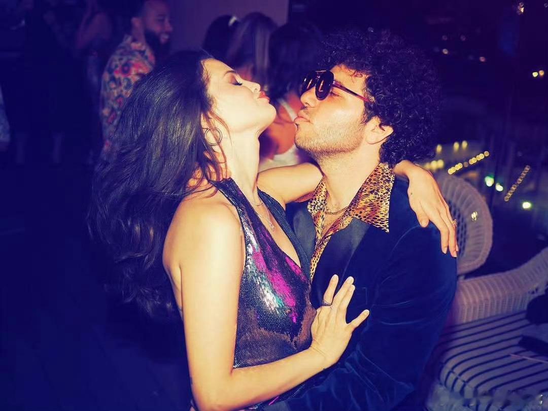 赛琳娜生日与未婚夫接吻照我滴妈 不愧是欧美圈好开放 在内娱的话已经被喷成筛子了…