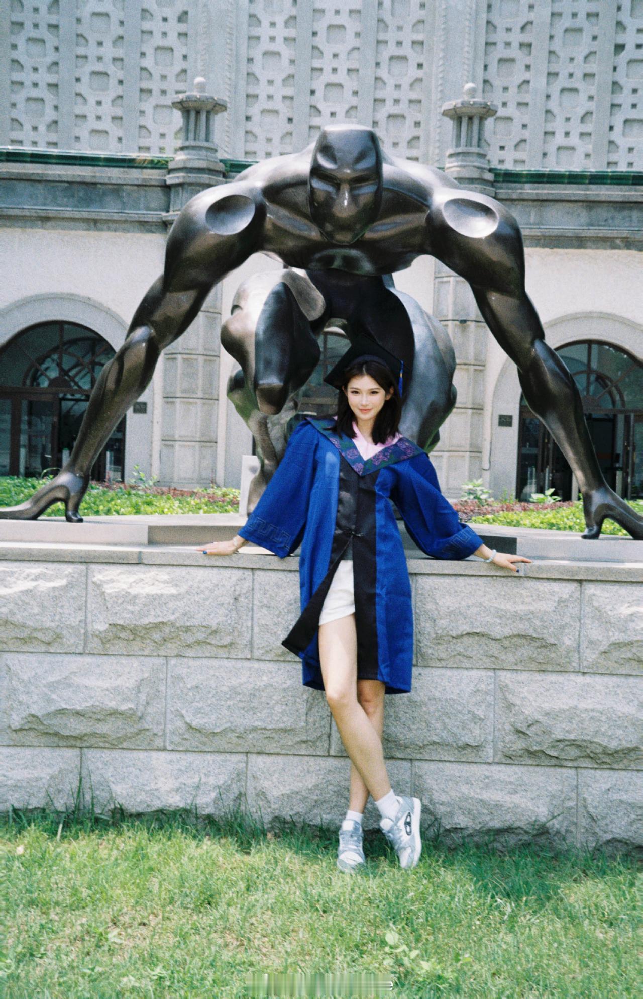 敢于穿着硕士服在学校雕塑前拍毕业照时露出大长腿，吴艳妮，你真行，这就是顶级运动员