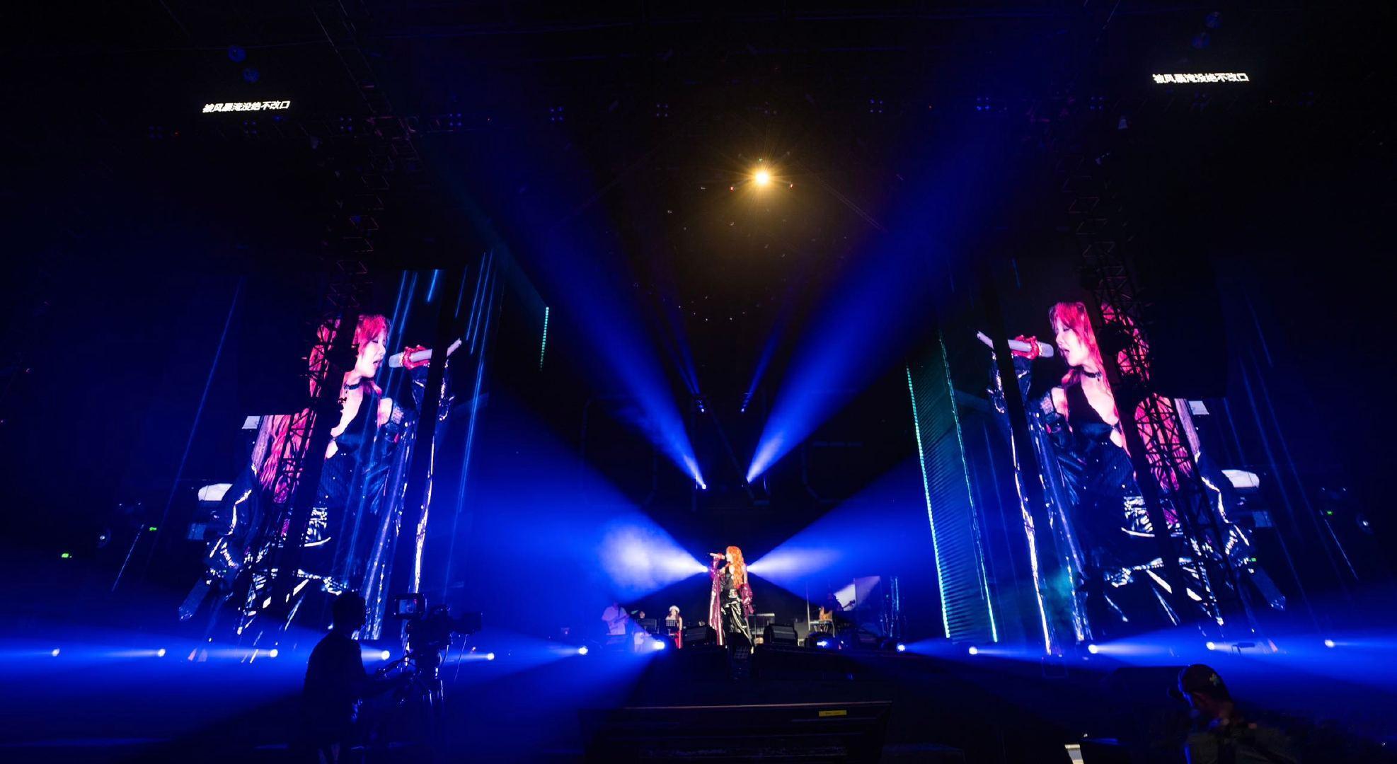 #乃万体育馆星光成海#乃万这一次的舞台我真的太爱了，她整个人的状态真的太好了，整