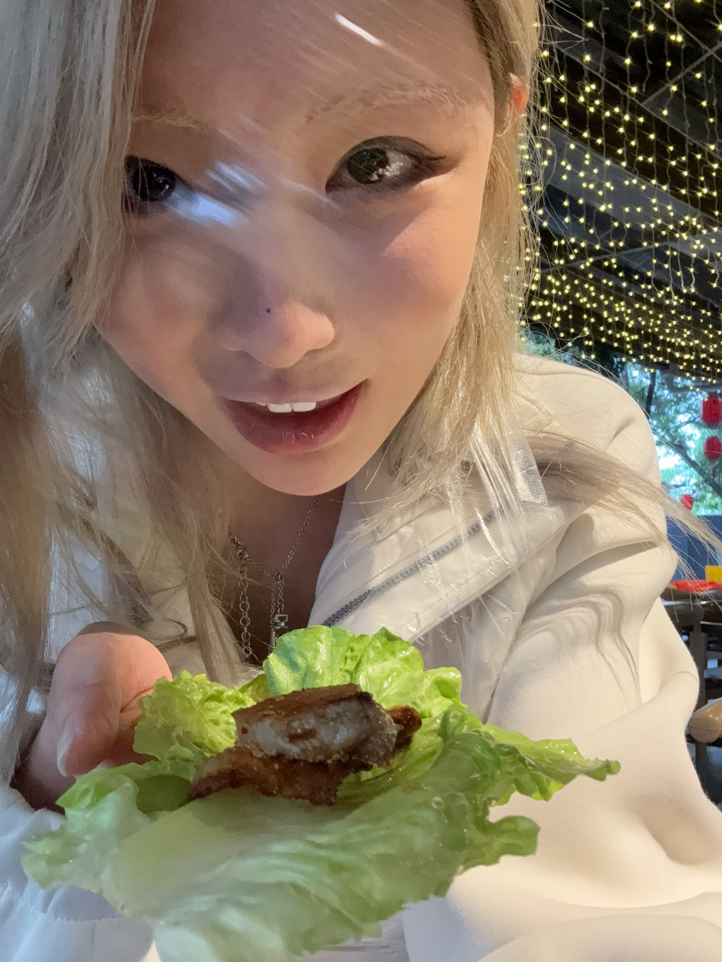 妈滴！！！凉山烧烤怎么这么好吃！！！烤牛肠和烤小黑猪比韩国好吃一万倍！！！而且这