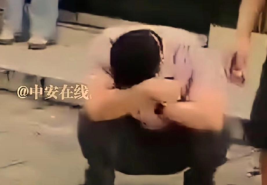 四川绵竹一男子在公共厕所偷拍女性上厕所，被当场抓住并控制现场有人称，这人偷拍不是