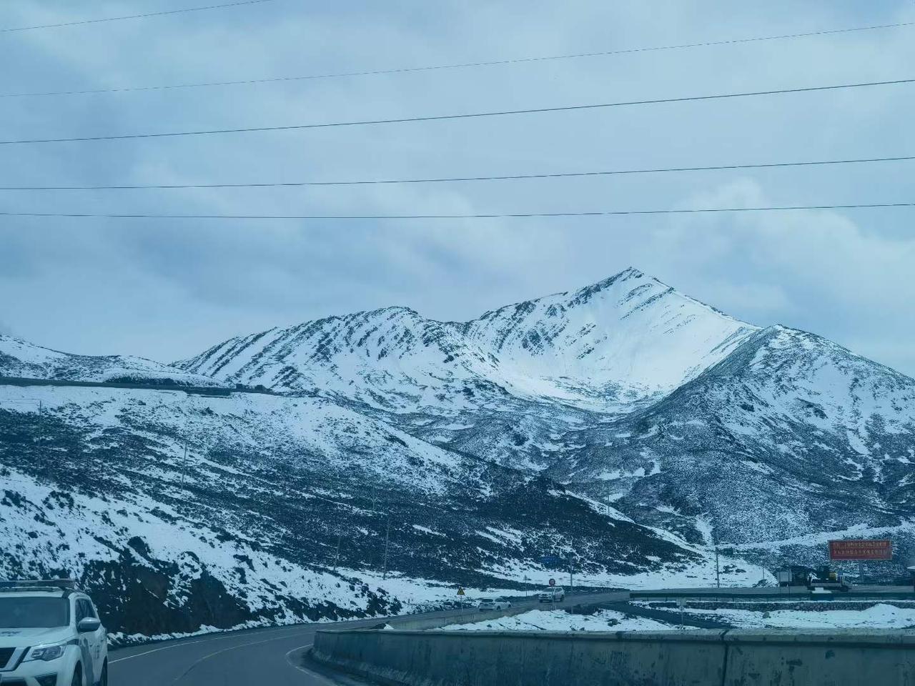 人间四月芳菲尽，折多山上还白雪皑皑。
图文原创：成都椒哥
折多山