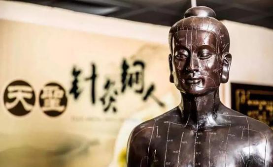 1925年，面对着东京博物馆展出的一尊没有详细介绍的铜人，一名男子不仅目瞪口呆，