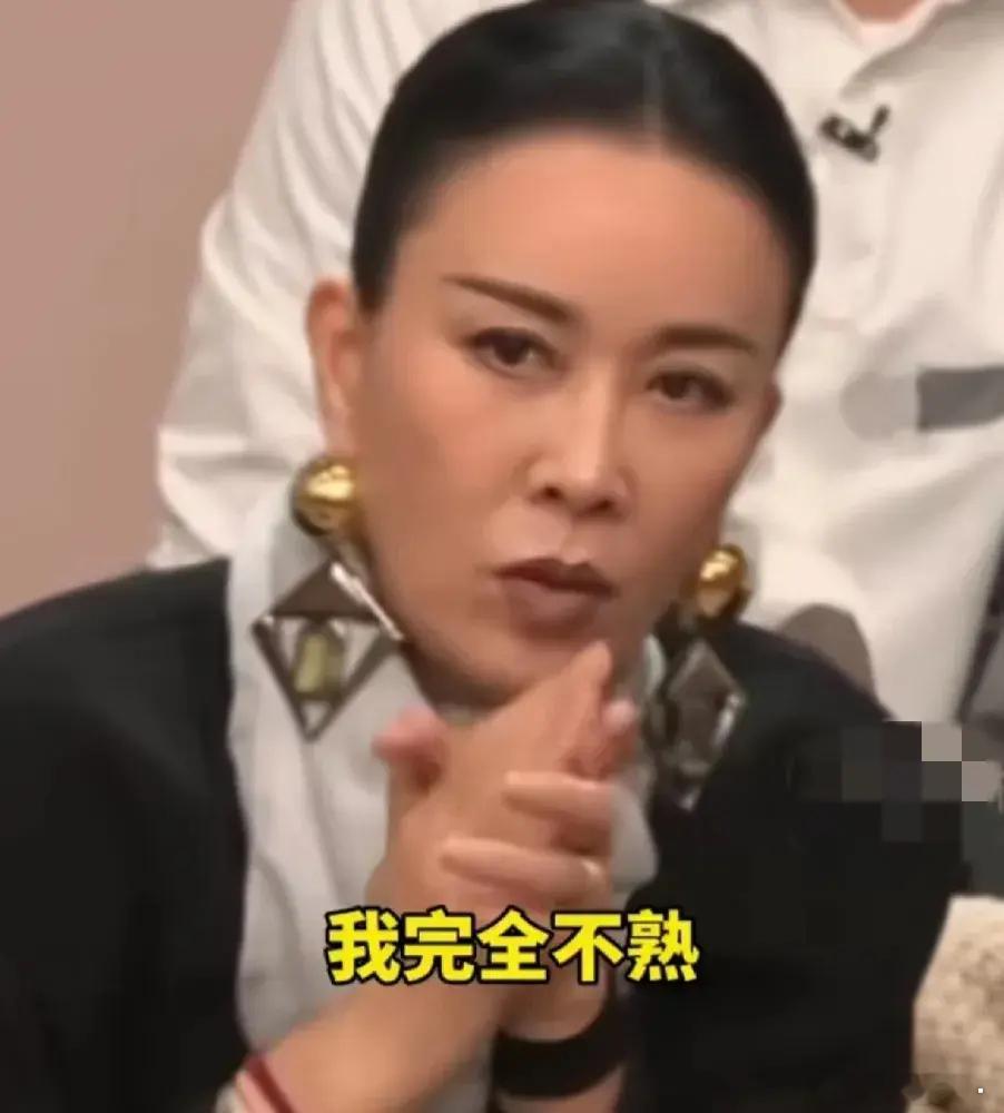 fine乐团唱歌时，那英偷偷问胡海泉：“我完全不熟，一会儿怎么夸啊？”胡海泉咳嗽