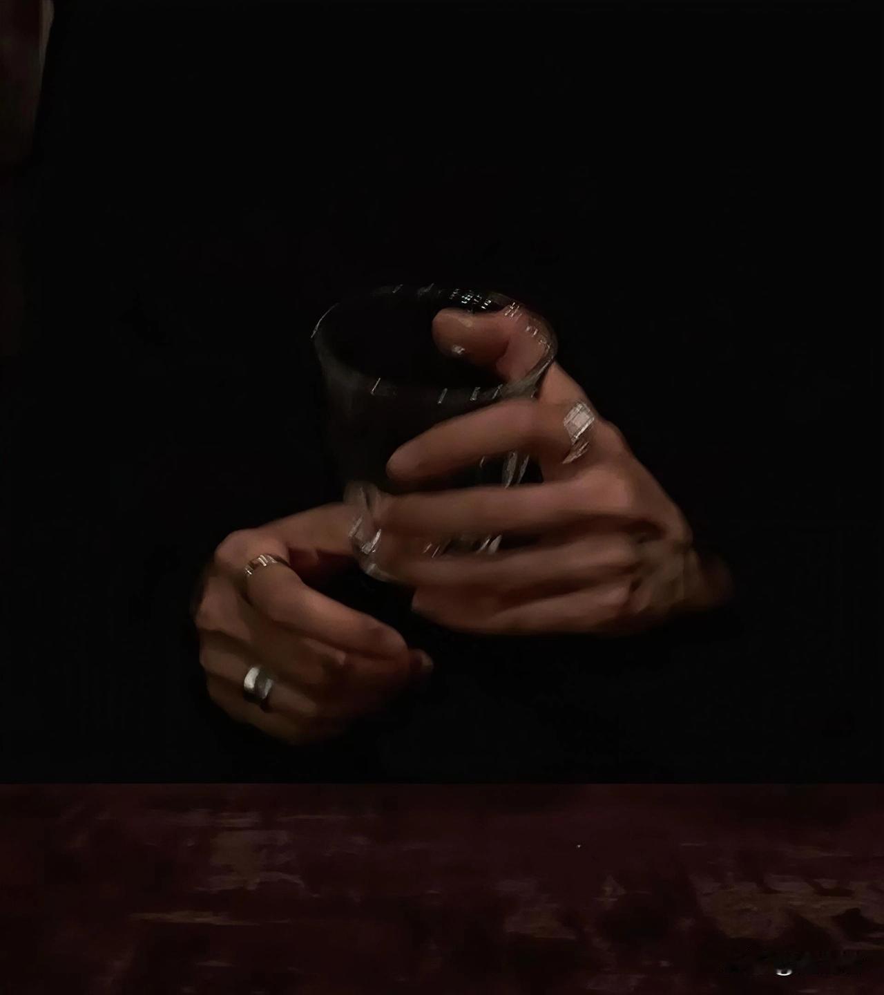 不一会便像烟花转瞬即逝的消失
其实，我觉得感情本该如此
走来又离去
无论是亲情、