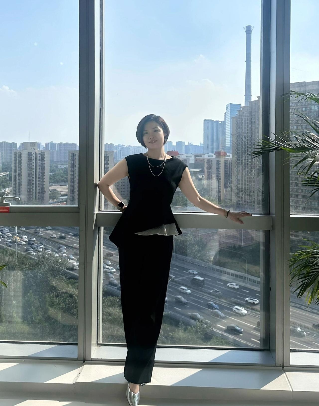 职业女性在办公室自拍，一般都比较矜持。