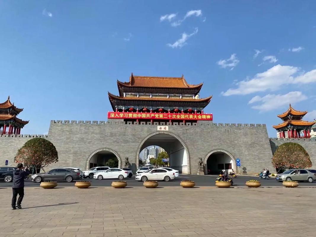被重庆夏日40℃以上的连续高温闷得浑身黏腻，天天待在空调房里身体也吃不消，越来越