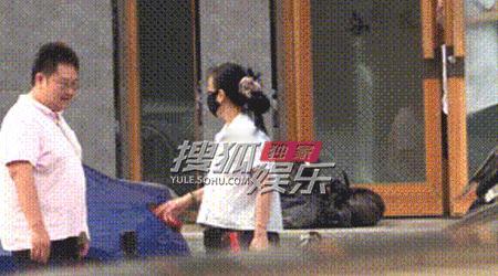 那英现身中医馆 八卦媒体偶遇那英出入中医馆，低调现身问诊，看来是注重日常身体调养
