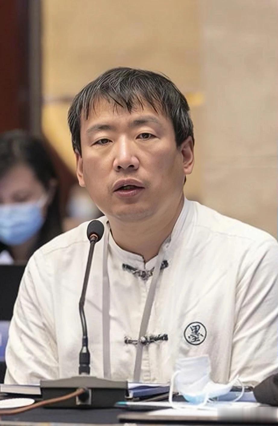 储殷说:我最看不惯的一点，富人忽悠穷人，提倡极简生活、别追求名利，甚至是断舍离，