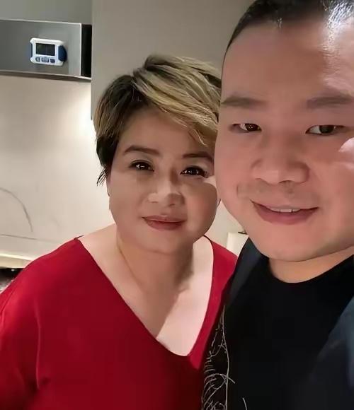 岳云鹏我认识，旁边女生是谁？