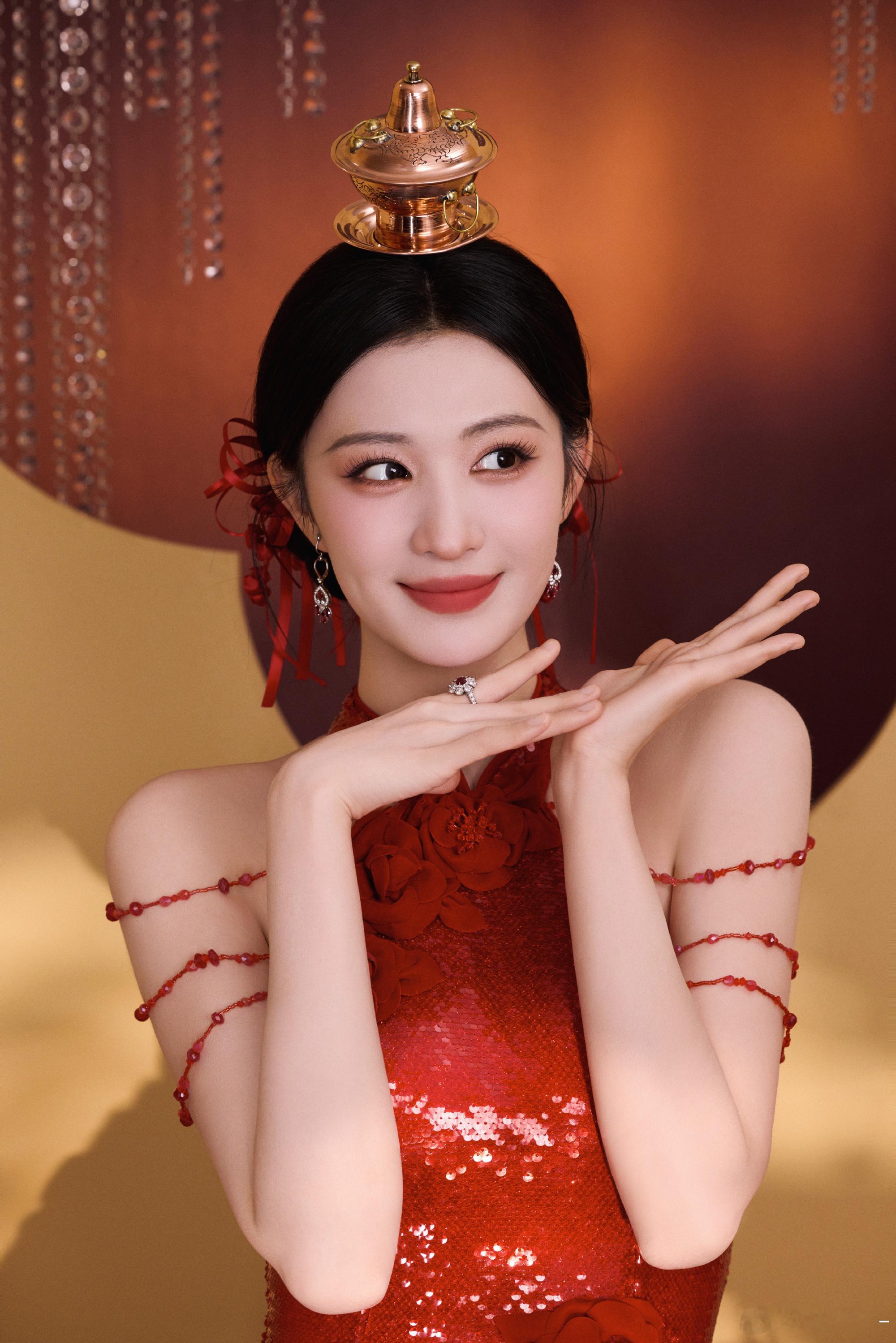 王楚然马年春晚造型王楚然央视春晚出图 这个船咋这么美！！好明媚！！王楚然春晚出图