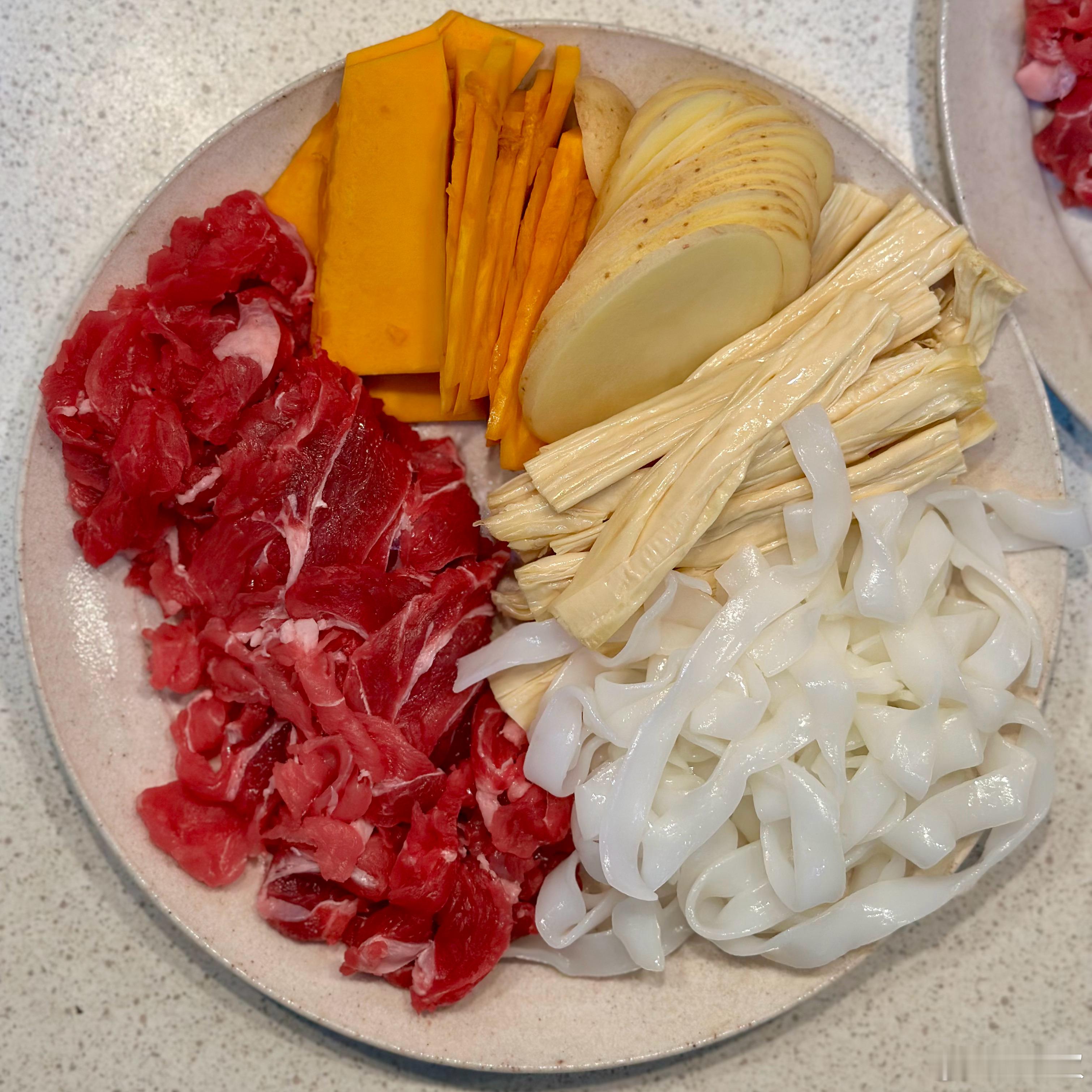 周末中午，酸汤牛肉火锅走起。 ​​​