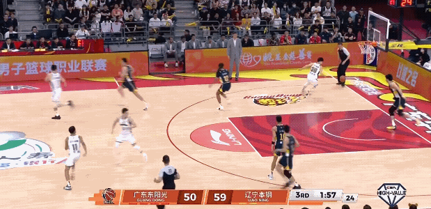 本来广东男篮追到11分了，结果发球失误被抢断，辽宁男篮哈维投进三分，比分又拉开了