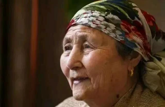1977 年，新疆妇人阿尼帕在街上发现一名衣衫破旧的 11 岁汉族女孩。只见这个