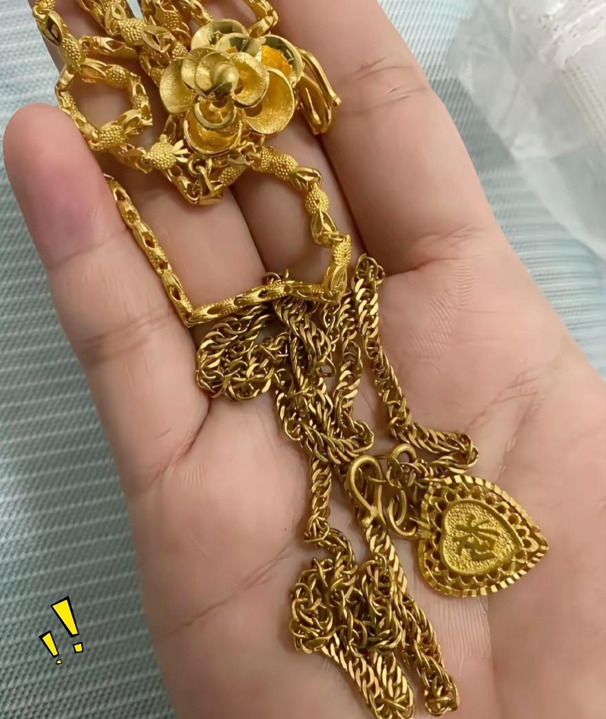 我妹订婚，未来婆婆直接把戴了几十年的老黄金项链送给她，我看完心里五味杂陈。
这条