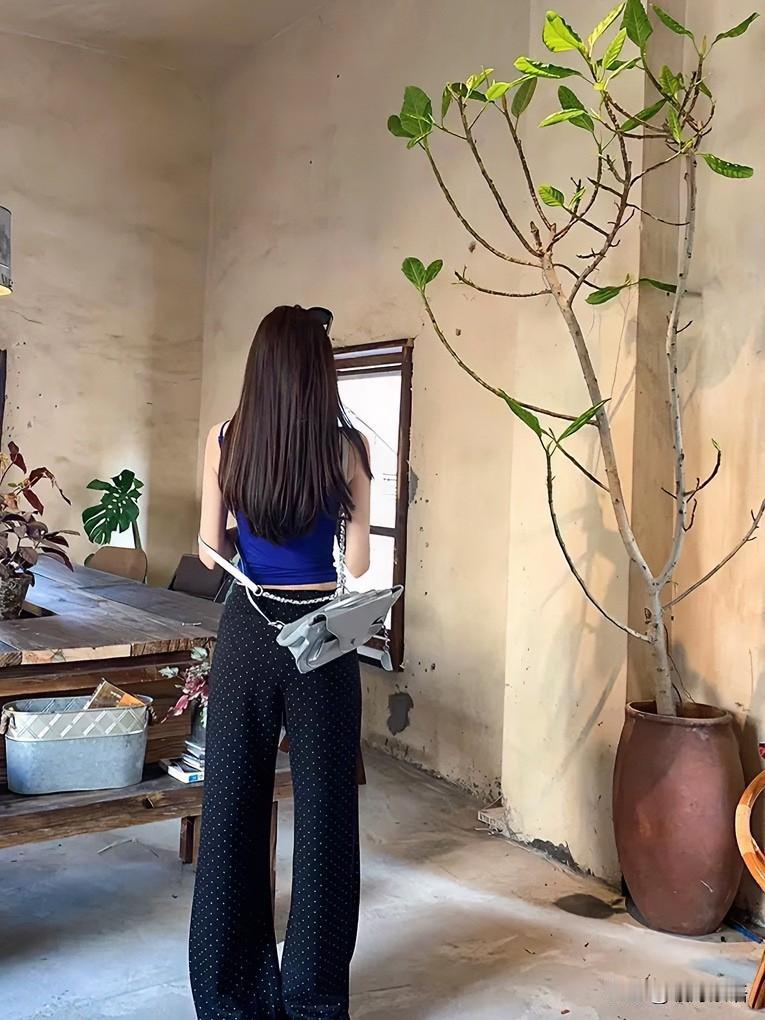 发现今年夏天一个怪事：
街上穿裤子的女人，比穿裙子的多

街头打眼看过去，女生清