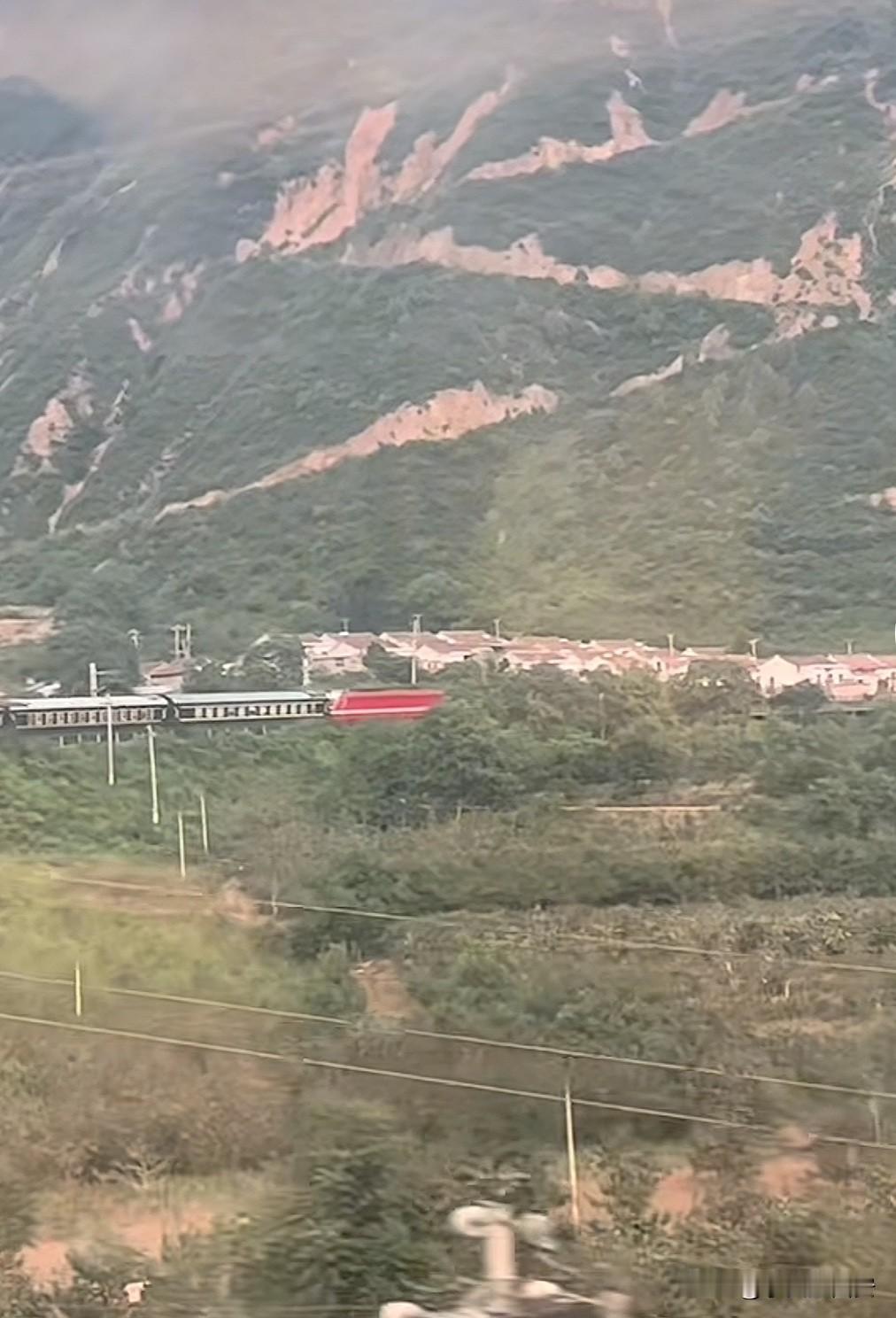 Z126次列车🚇厦门北到兰州

陇海铁路宝鸡到天水段

过凤阁岭后穿过一条巨大