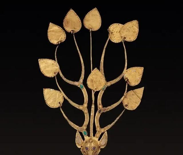 1981年，内蒙古1女孩放学回来，听见玉米地里有人在窃窃私语，她猫着腰靠近，听见