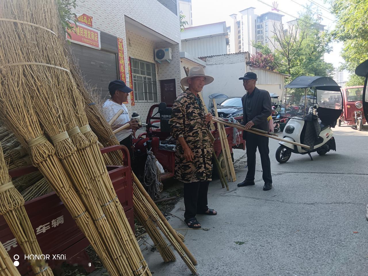 农历三月二十九，商城县七里岗，一年一度的三天古庙会热闹开场啦！
 
十里八乡的乡